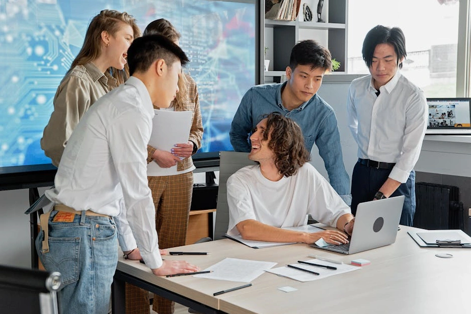 Il team dell'Agile Leadership Institute durante una sessione di brainstorming.